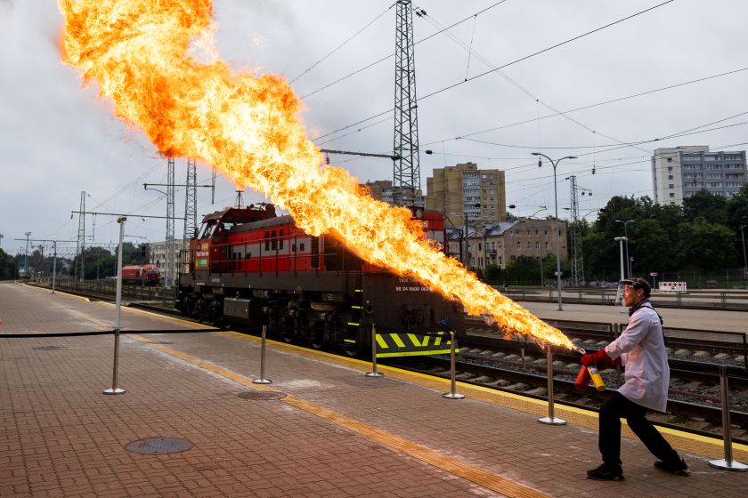 Geležinkelio stoties perone pristatymas