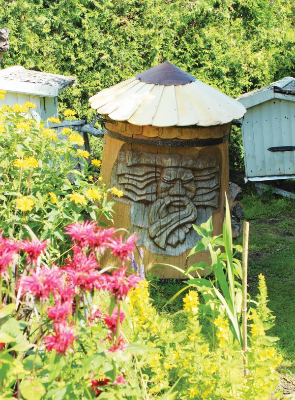 Išskirtinės architektūros aviliai tik iš išorės kitokie, medus imamas ir bitės prižiūrimos kaip tradiciniuose aviliuose.
