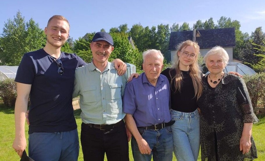 Linas Vingras su tėvais ir vaikais