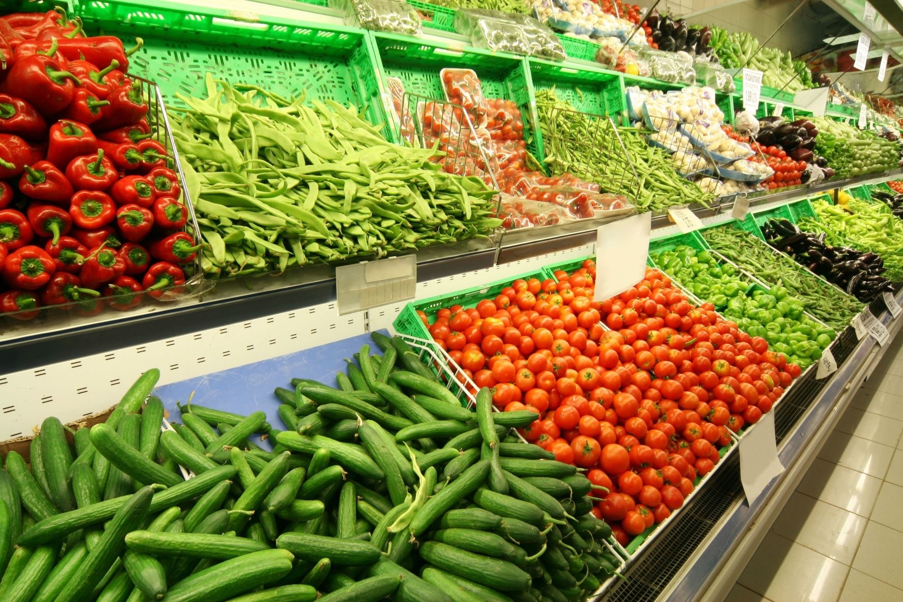 Dėl tiekimo problemų dalis JK prekybos centrų ėmė normuoti vaisių ir daržovių pardavimą