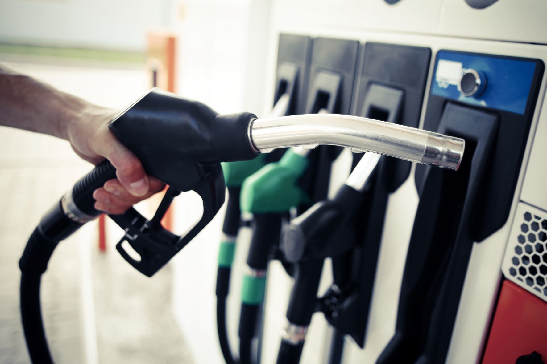 Benzino vidutinė kaina mažėjo