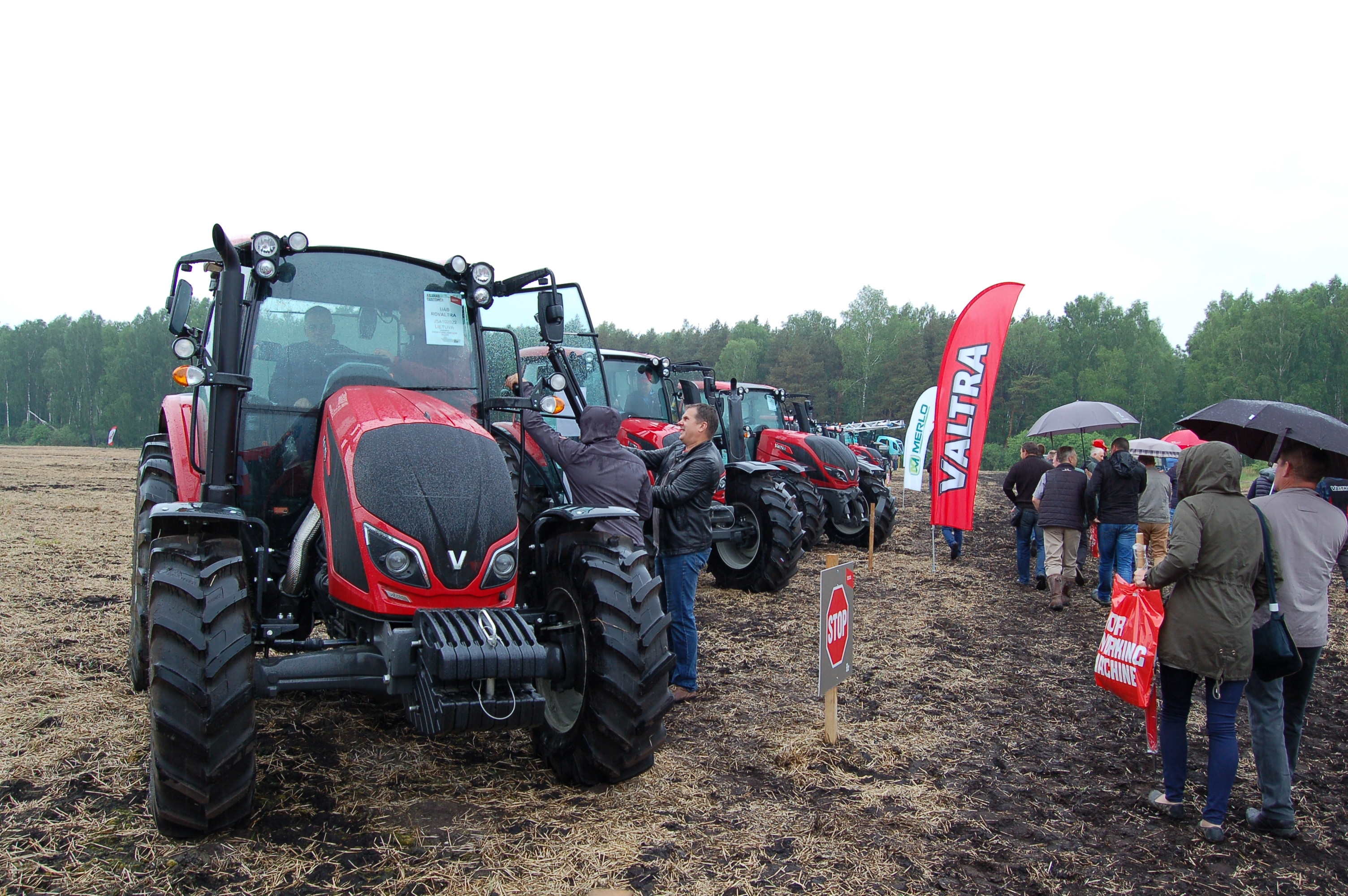 Truskavoje galingas „Valtra“ traktorių griausmas