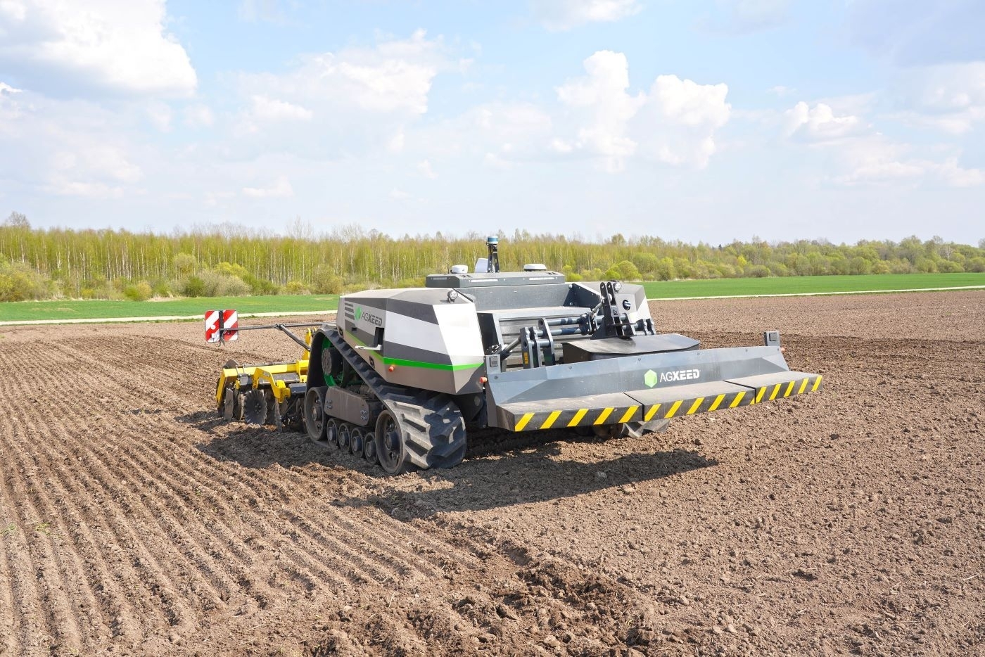 Pirmasis Baltijos šalyse žemės ūkio robotas pradėjo darbus Lietuvos laukuose