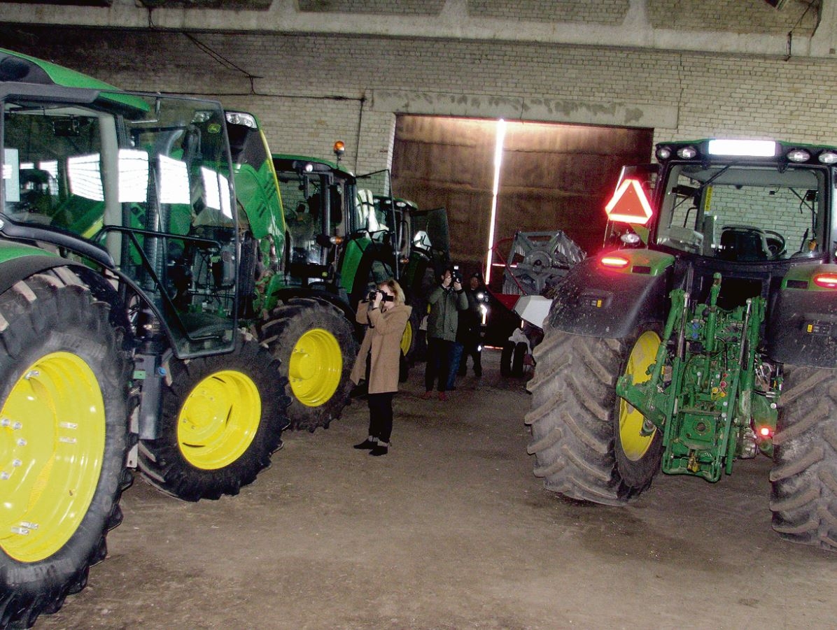 Septyni „John Deere“ traktoriai vietoj darbo laukuose „ilsėsis“  policijos saugomoje aikštelėje