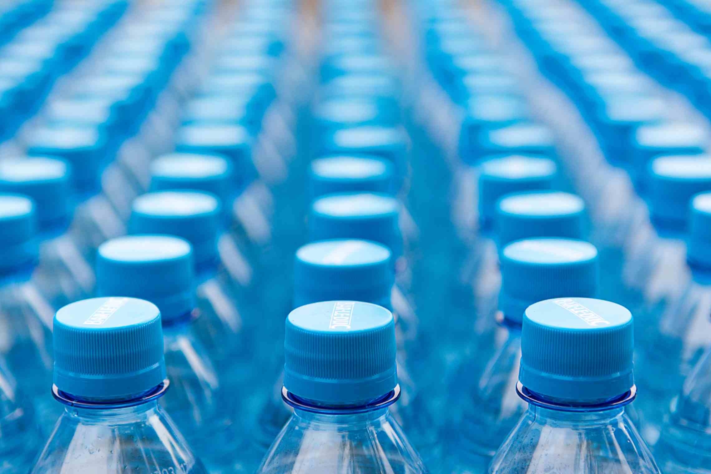 Įsigaliojo draudimas tiekti rinkai plastikinius butelius ir kombinuotą gėrimų tarą su nepritvirtintais iš plastiko pagamintais dangteliais