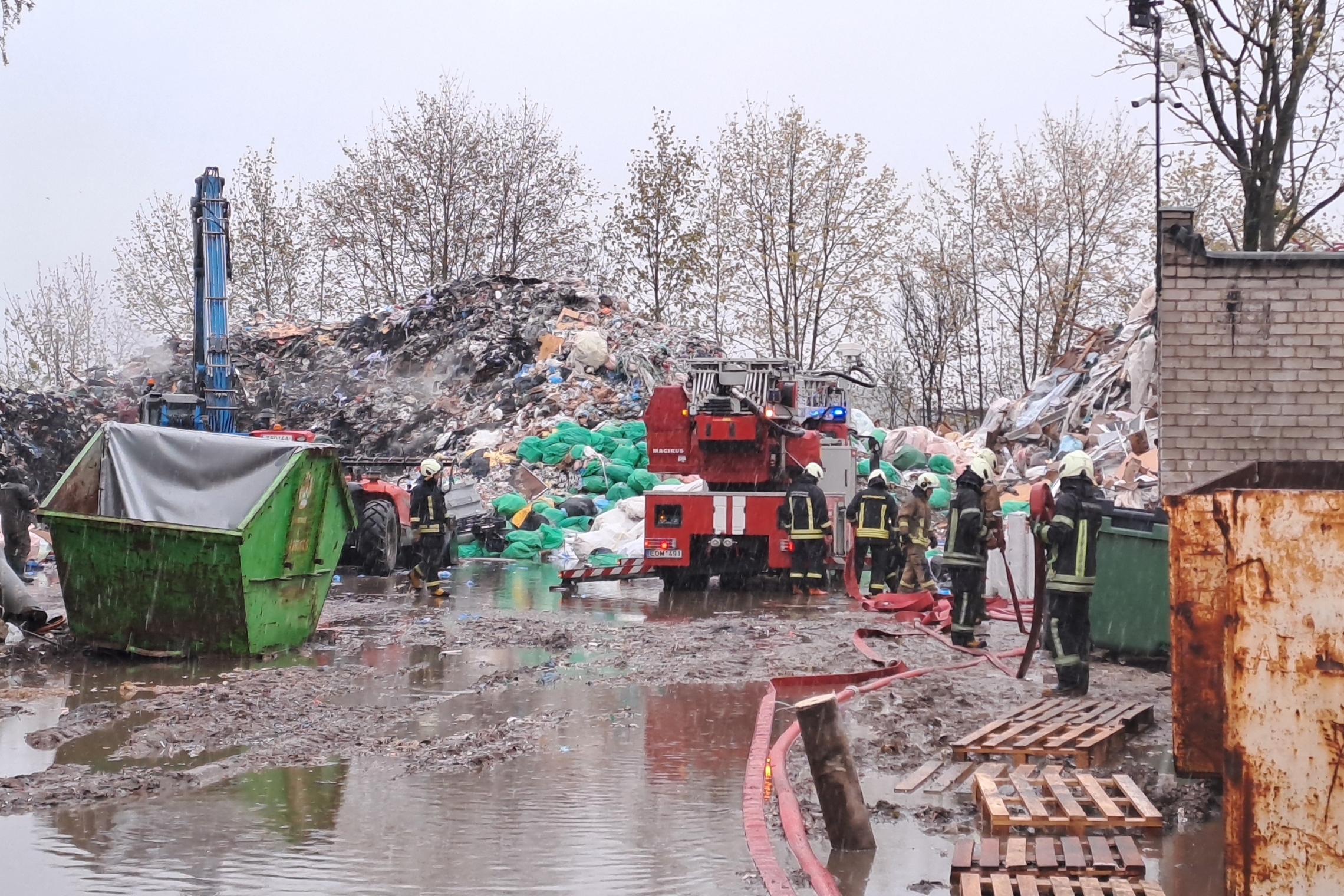 Aplinkosaugininkai atlieka tyrimą dėl gaisro Kauno rajone