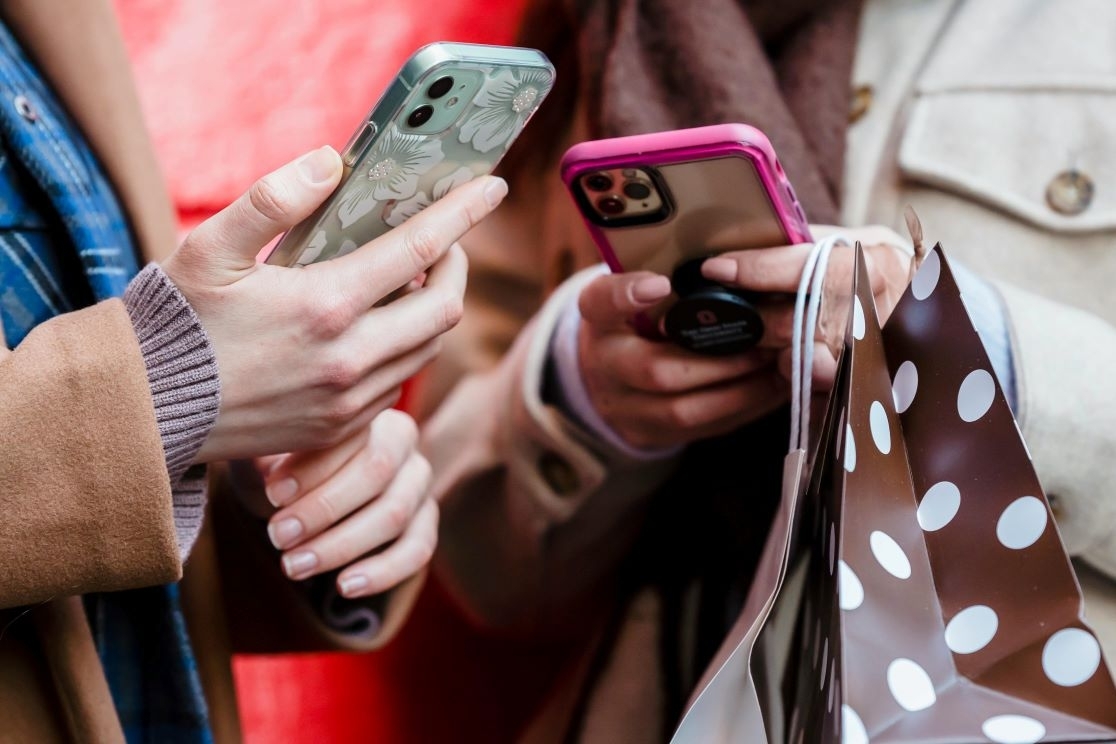 Idealaus gyvenimo iliuzija: kaip sukurta socialinių tinklų realybė veikia jaunų suaugusiųjų psichinę sveikatą