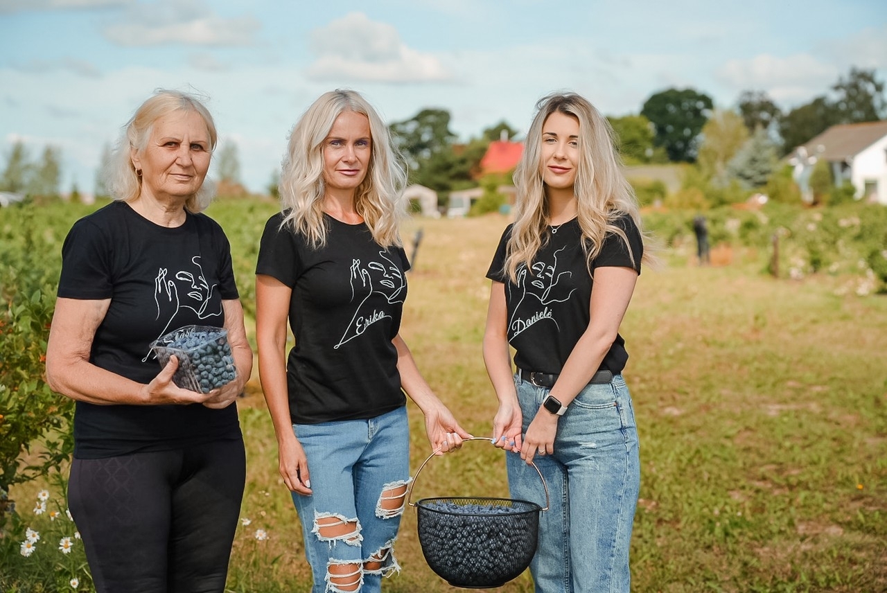 Panevėžio rajone, protėvių žemėje, trijų kartų moterys įkūrė šilauogių ūkį