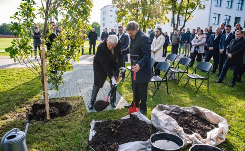 Prezidentas V. Adamkus VDU sporto centre pasodino simbolinį ąžuoliuką