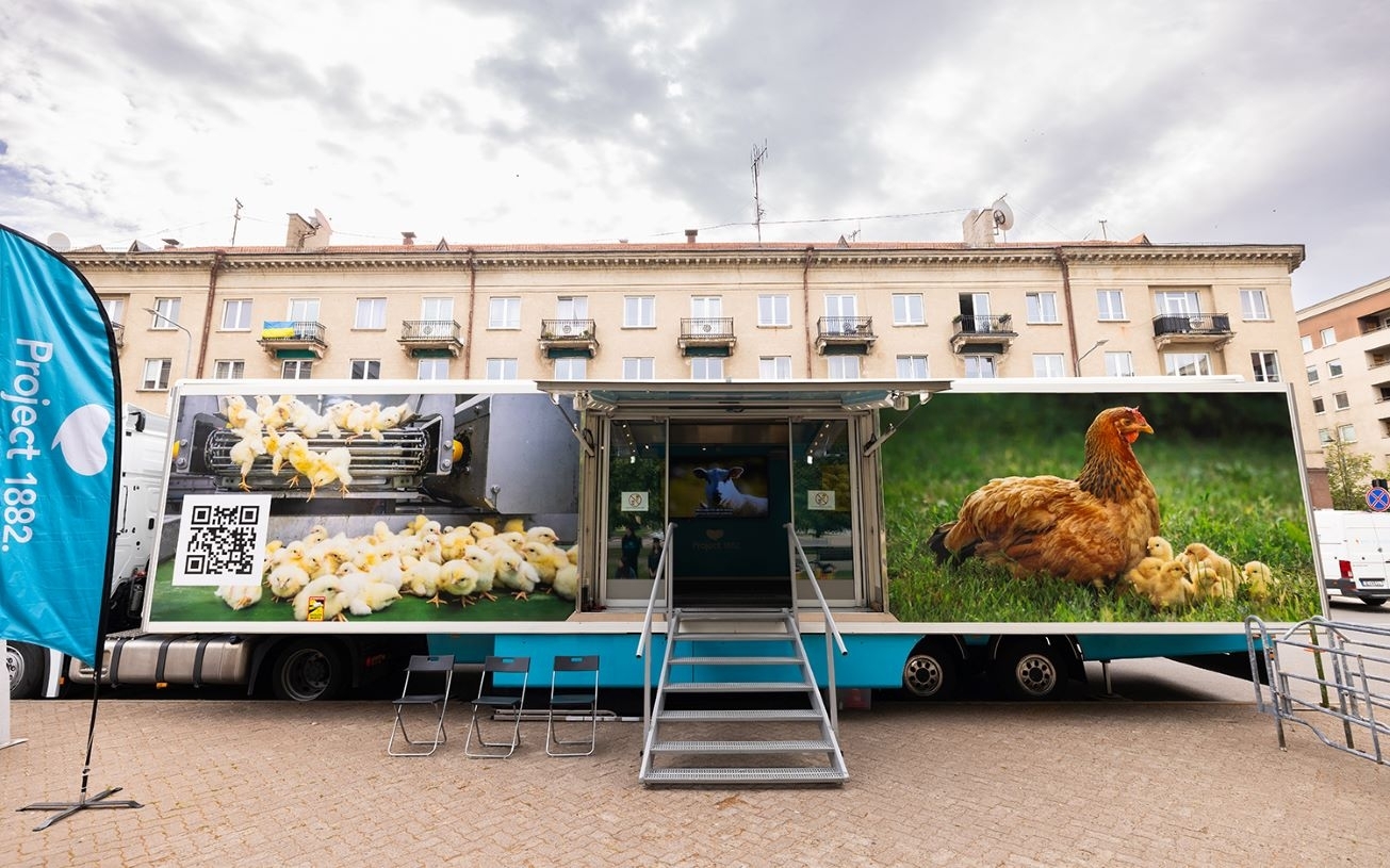 Per Europą keliauja mobili paroda: visuomenę gąsdina ūkinių gyvūnų auginimo sąlygomis