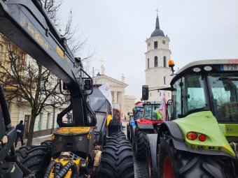 Prancūzijos ūkininkai užblokavo į Paryžių vedantį greitkelį, kad išsikovotų nuolaidų