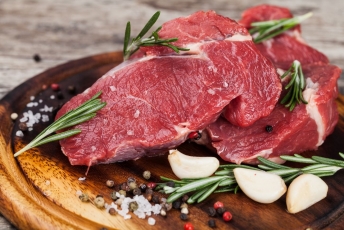 Gyvulių augintojai ir veganai kryžiuoja ietis: ar bus draudžiama augalinės kilmės produktus vadinti mėsa?