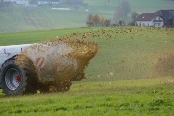 NVSC nenagrinėja skundų dėl kvapų, sklindančių iš tręšiamų laukų