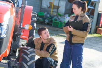 Belgijos ūkininkės išsirinko moterims draugiškiausius traktorių modelius