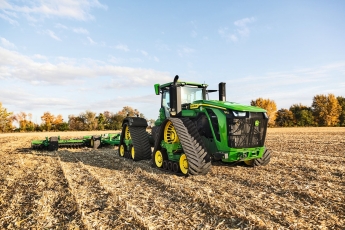 „John Deere“ su trimis visiškai naujais modeliais 9RX traktorius perkelia į naują dimensiją 