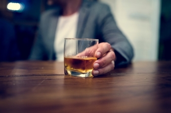 Atsipalaidavimo ieško ir alkoholyje, ir nelegaliose psichoaktyviosiose medžiagose: specialistai primena apie rizikas