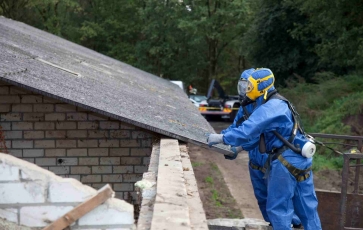 Nuo spalio 1-osios darbams su asbestu reikės leidimo: ką svarbu žinoti darbdaviams