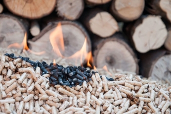 Vietinis biokuras šį šildymo sezoną padėjo išlaikyti šilumos energijos kainų augimą infliacijos ribose