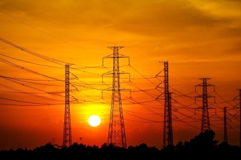 Didmeninės elektros kainos – mažiausios nuo pernai balandžio, naftos ir dujų kainos kyla
