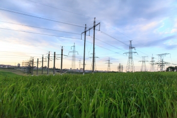Biržoje elektros kaina mažėja antrą savaitę ir yra mažesnė nei pernai birželį