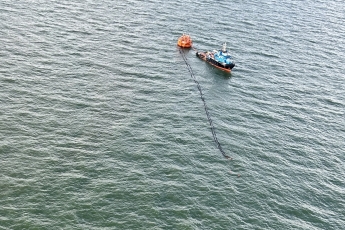 Ties Būtinge į jūrą išsiliejo nafta, aplinkosaugininkai tęsia darbus