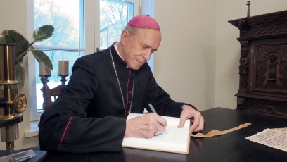 Kuršėnų dvare – Šiaulių vyskupo Eugenijaus Bartulio kalendorių paroda