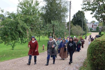 Baltų vienybės ženklai ant piliakalnio