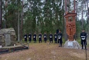 Minint Pušynės mūšio 80-metį, atidengtas paminklas partizanams