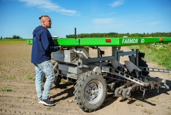 Trūkstant darbo rankų, Panevėžio rajono ūkininkai jau „įdarbina“ ir robotus