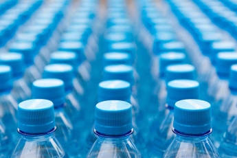 Įsigaliojo draudimas tiekti rinkai plastikinius butelius ir kombinuotą gėrimų tarą su nepritvirtintais iš plastiko pagamintais dangteliais