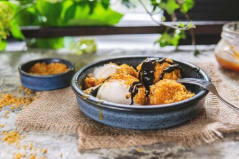 Kepti ledai, ledų „tiramisu“, o gal braškinis kokteilis? Pigūs ir lengvi receptai su ledais, kuriuos kartosite visą vasarą 