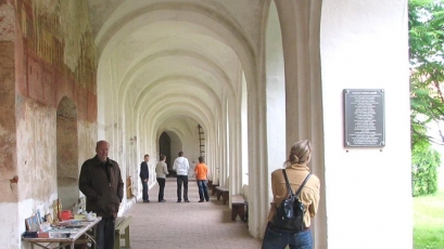 Bus tvarkoma Tytuvėnų vienuolyno arkadų galerija