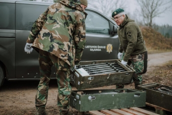 Šaulių sąjungai Lietuvos kariuomenė perdavė automatinių ginklų 