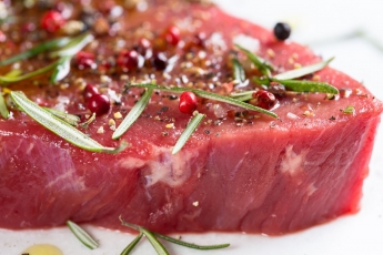 Susirūpinimas dėl erkių sukeliamos alergijos raudonai mėsai