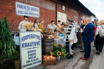 Panevėžio rajono derliaus šventė siauruko kiemą pavertė smetonišku jomarku