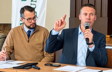 Ūkininką smaugia reikalavimais, o maitina pažadais