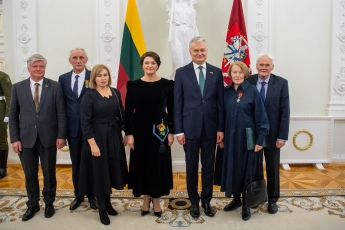 Prezidentas įteikė valstybės apdovanojimus už nuopelnus Lietuvai