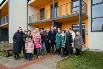 Naujametė dovana: 16 šeimų įsikelia į daugiabutį namą Mickūnuose