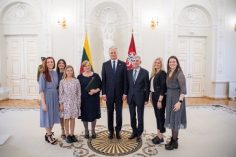 Prezidentas įteikė apdovanojimus mamoms ir globėjoms iš visos Lietuvos