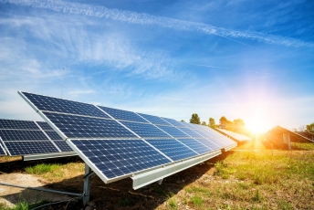 „Litgrid“: augant saulės elektrinių gamybai, elektra Lietuvoje balandį pigo 12 proc.
