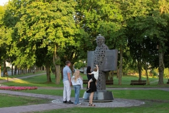 Naisiuose – skulptūra poetui Justinui Marcinkevičiui atminti