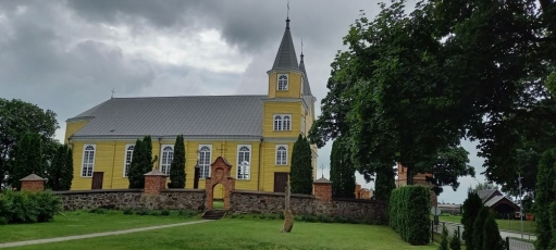 Tverų Švč. Mergelės Marijos Apsilankymo bažnyčią nuo lietaus saugo naujai sutvarkytas stogas