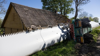 Namą suspaudė vėjo jėgainės sparnas