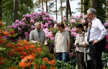 VU Botanikos sode lankėsi Japonijos ambasadorius Lietuvoje, šintoistinės šventyklos Japonijoje vyriausiasis šventikas ir nešiojamų šventyklėlių Mikoši kūrėjas