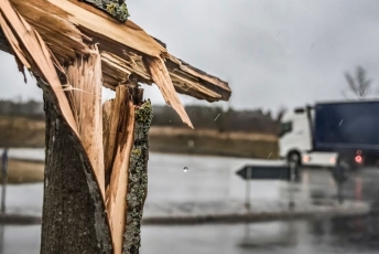 Prognozuojamas smarkus vėjas, ryte – tikėtinos sudėtingos eismo sąlygos