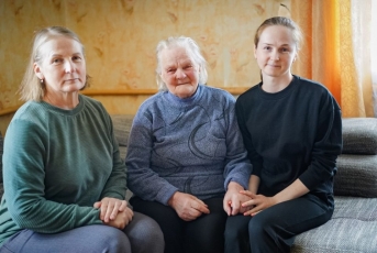 Šeimos šaknys ir širdis Smilgių žemėje: mama J. Žostautienė vienija tris kartas 
